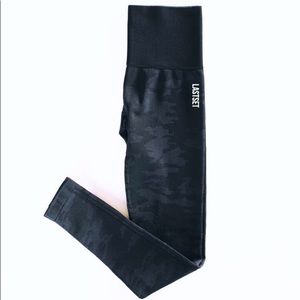NWOT Last set seamless camo leggings